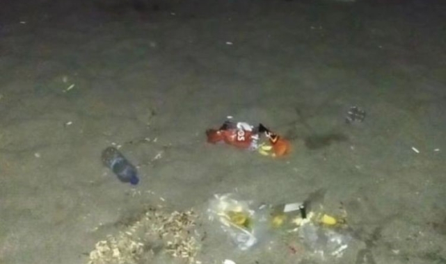 Sahilde bırakılan çöpler tepki çekti