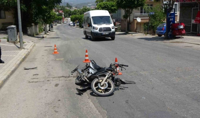 Sürücü belgesi olmayan motosikletli 'U' dönüşü yapan otomobile çarptı