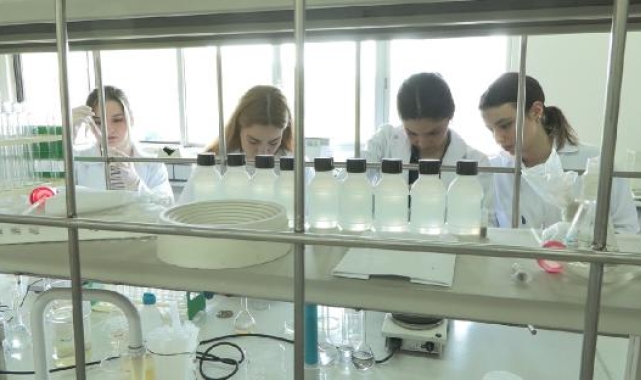 Üniversite öğrencileri anti bakteriyel yara bandı üretiyor