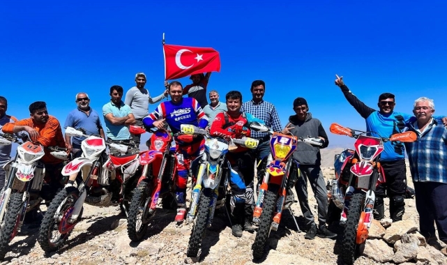 30 Ağustos'u 3 bin 24 rakımlı tepeye Türk bayrağı dikerek kutladılar