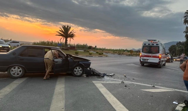 Alanya'da otomobil hafriyat kamyonuna çarptı: 1 yaralı