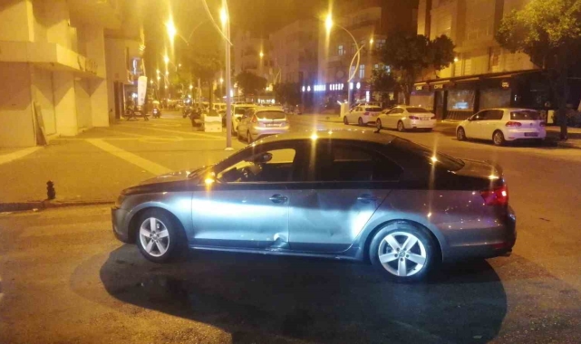 Alkollü motosiklet sürücüsü otomobilin altında kalmaktan son anda kurtuldu