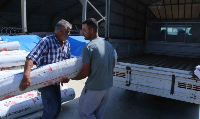 Antalya Büyükşehir'den Aksulu çiftçilere sera naylonu yardımı