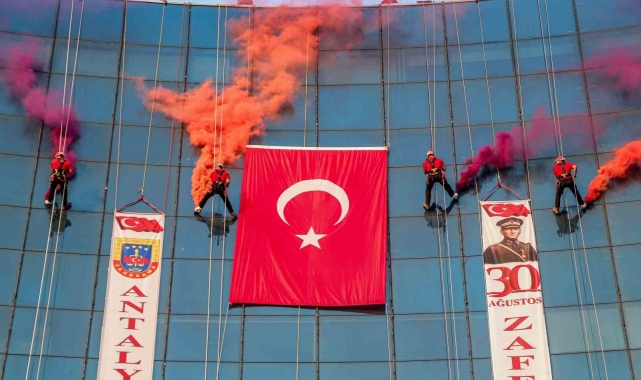 Antalya'da 64 metrede 30 Ağustos Zafer Bayramı kutlaması