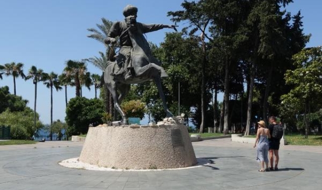 Antalya'nın ilk Türk fatihi Keyhüsrev'in heykeli bakımsız