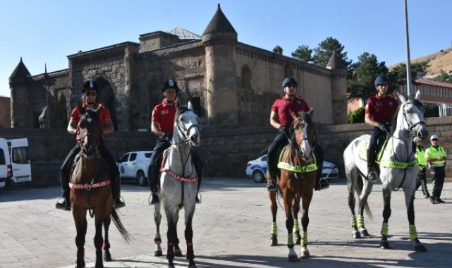 Atlı birlikler tarihi çarşıda devriye görevi yaptı