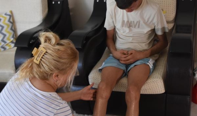 'Balık pulu' hastası Kayra, gündüzleri evden çıkamıyor