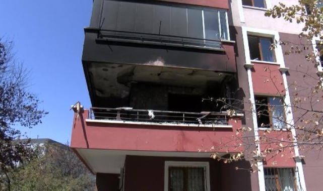 Balkonda çıkan yangın, evi yaktı