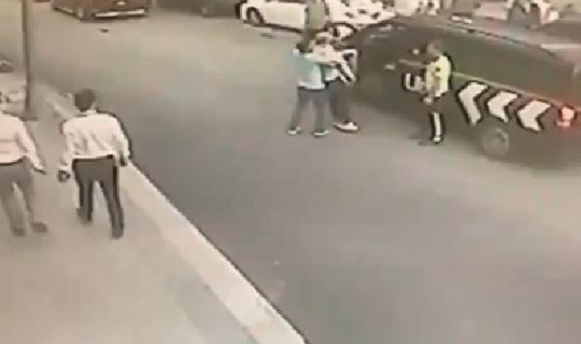 Boğazına sakız kaçan şoförü 'doğru heimlich manevrası' kurtardı