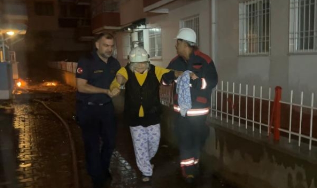 Boş binada çıkan yangın, yanındaki eve sıçradı