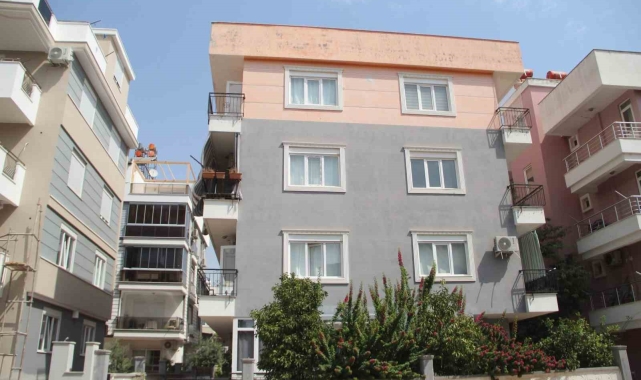 Çiğ yumurtalarla dairenin önünü çöplüğe çevirdiler