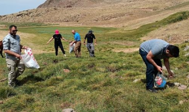 Dağcılar, doğada çöp toplayıp çevre ve iklim krizine dikkat çekti