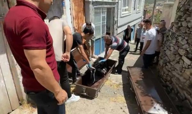 Eşi ile 4 yaşındaki üvey oğlunu bıçaklayarak öldürdü !