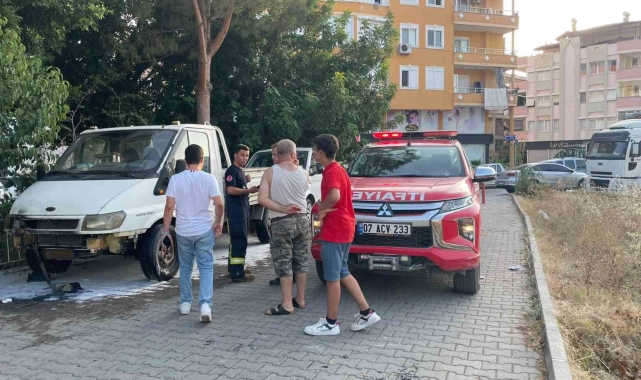 Gazipaşa'da yanan kamyonet ve ticari araçta kundaklama şüphesi