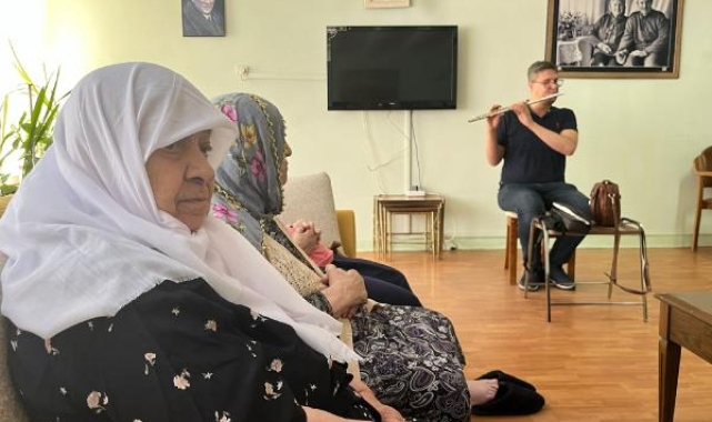 Görme engelli öğretmenden yaşlılara müzikle rehabilitasyon