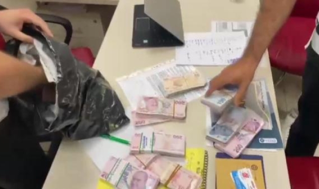 Hastalarından bıçak parası isteyen doktorun muayenehanesinden de para çıktı