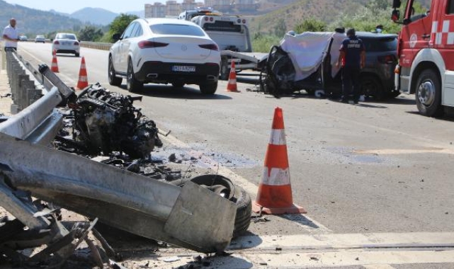 Otomobil bariyerlere çarptı; 1 ölü, 1 yaralı