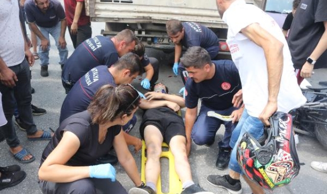 Otomobile çarpan motosikletli, savrulup park halindeki kamyonetin altına girdi