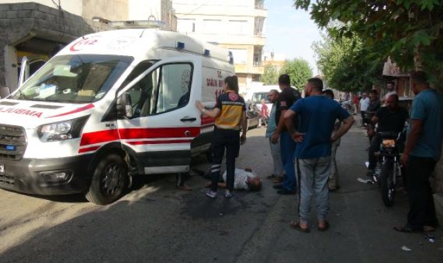 Park halindeki otomobile çarpan elektrikli motosikletin sürücüsü yaralandı