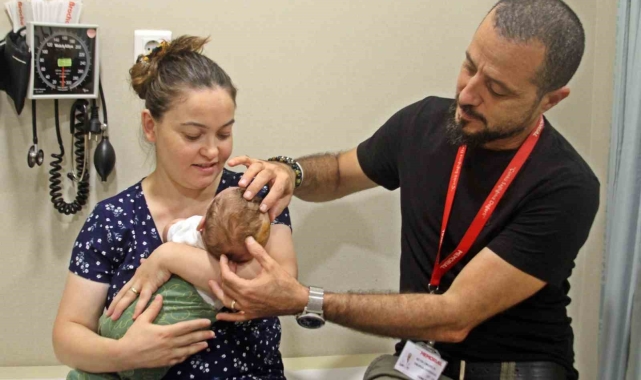 Pusetten düşüp kafatası kırılan 1 aylık bebek, başarılı ameliyatla hayata tutundu