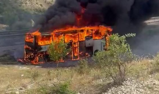 Seyir sırasında otobüs alev aldı; şoför yolcuları tahliye etti