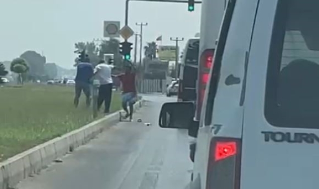 Tartıştıkları minibüs şoförünü herkesin gözü önünde darp ettiler