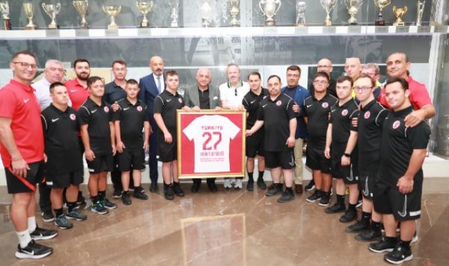 TFF Başkanı Büyükekşi, Down Sendromlu Futsal Milli Takımı ile buluştu