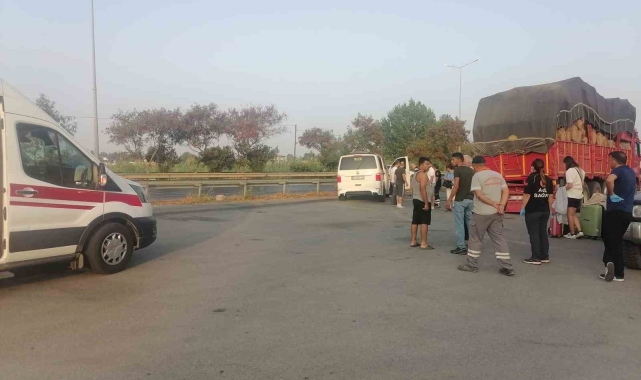 Tur minibüsü önce bariyere, sonra yayaya çarptı: 2 yaralı