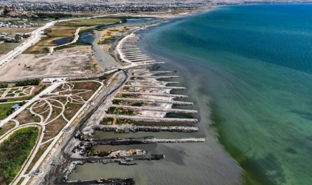 Van Gölü'nden 1 milyon 200 bin metreküp dip çamuru çıkarıldı