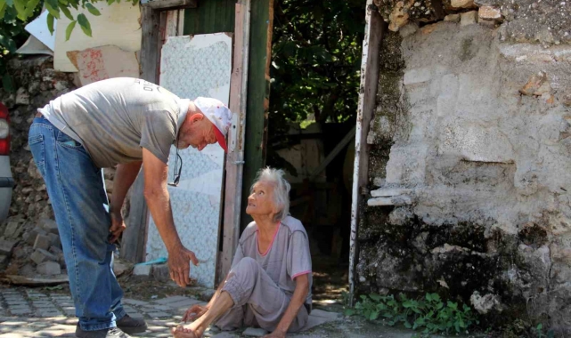 Yaşlı ve bakıma muhtaç komşusu için gözyaşlarına boğuldu; ''Böyle olmaz''