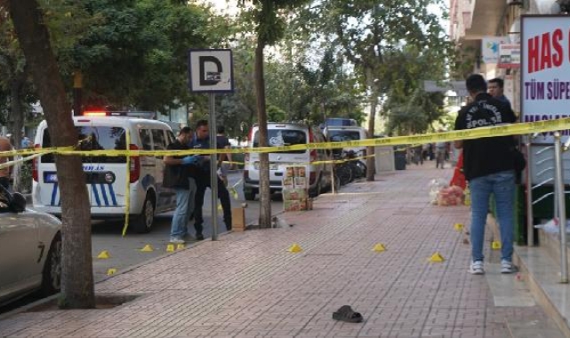 Yerden kaldırmak istediği yaralının tabancasından çıkan kurşunlarla yaralandı