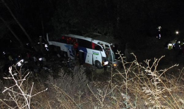 Yolcu otobüsü şarampole devrildi: 12 ölü, 19 yaralı 