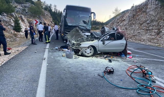 Antalya'da feci kaza ! Yolcu otobüsü ile otomobil kafa kafaya çarpıştı: 1 ölü, 5 yaralı