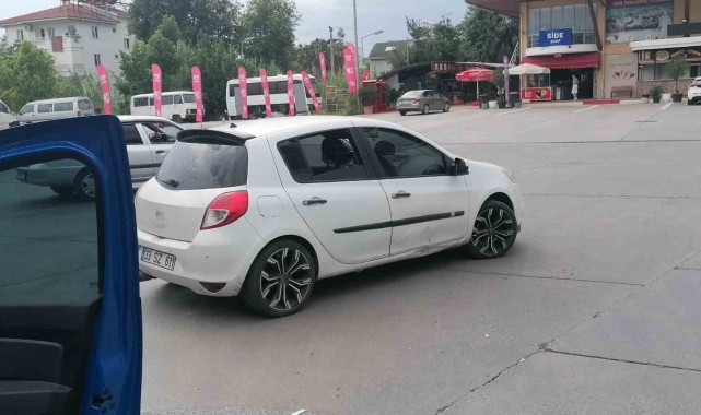 Antalya'da otomobil motosikletle çarpıştı: 2 yaralı