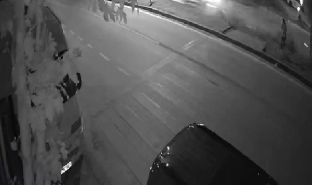 Aracın altında kalmaktan son anda kurtulduğu anlar kamerada