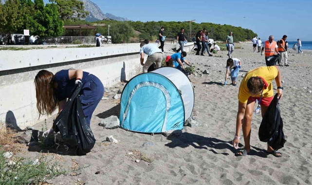Dünya Temizlik Günü'nde Kemer'de sahil temizliği