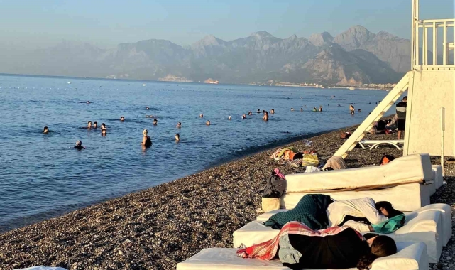 Dünyaca ünlü sahil sıcak sebebiyle açık hava oteline döndü