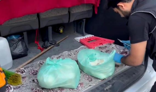 Hastane bahçesindeki minibüste 9,5 kilo metamfetaminle yakalandı