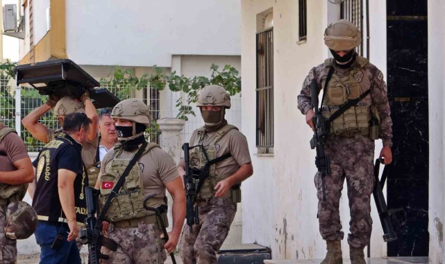Kapıların koçbaşıyla kırıldığı, çöplerin didik didik arandığı operasyonun detayları paylaşıldı