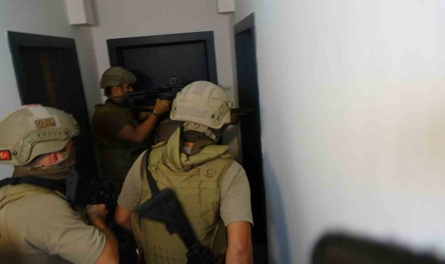 Kiraladıkları evi uyuşturucu imalathanesine çevirdiler, 50 kilo eroinin üzerinde yattılar