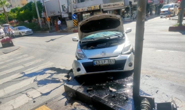 Kırmızı ışık ihlali yapan sürücü otomobiliyle kaldırıma çıktı