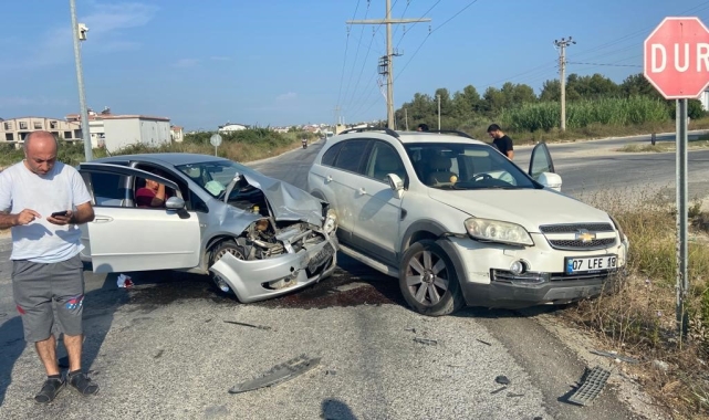 Manavgat'ta iki otomobil çarpıştı: 1 yaralı