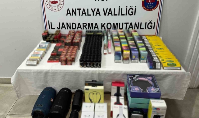 Manavgat'ta kaçak sigara operasyonu: 2 gözaltı