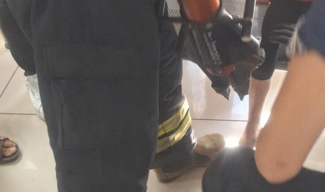 Posta gişesindeki banka bacağı sıkışan çocuğu itfaiye kurtardı