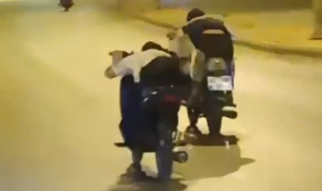 Trafik magandalarının tehlikeli motosiklet yolcuğu kamerada