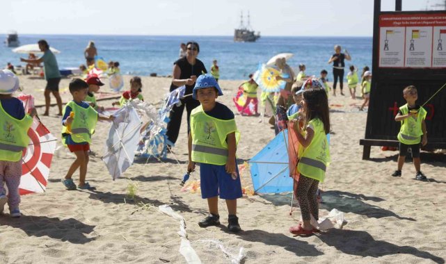 Alanya Belediyesi'nin minik öğrencileri sahilde doyasıya eğlendi