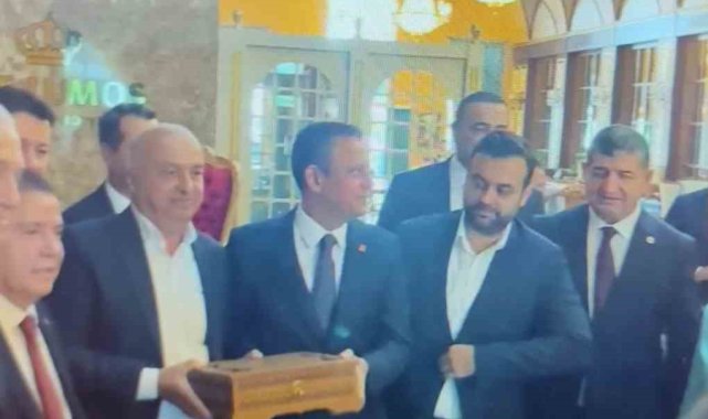 Alanya'da Özgür Özel'e Bangladeş'ten özel olarak getirilen el yazması Kur'an-ı Kerim hediye edildi