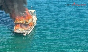 Alev alan tur teknesi sulara gömüldü