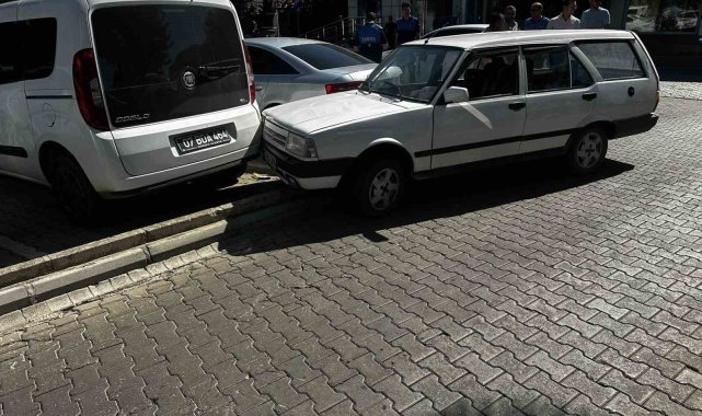 Alkollü sürücü Belediye Başkanı'nın makam aracı ve belediyeye ait hizmet aracına çarptı