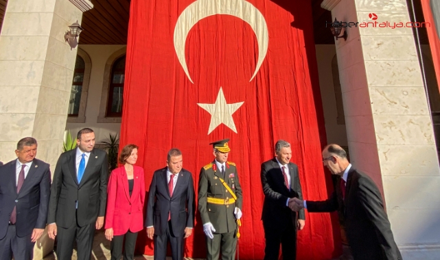 Antalya'da Cumhuriyet Bayramı kutlamaları, tarihi bayrağın önünde başladı